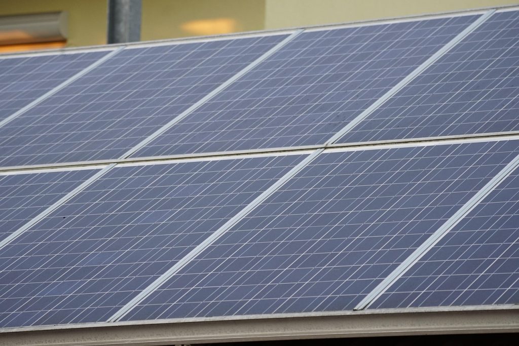 entdecken sie alles über photovoltaik: funktionsweise, vorteile, installation und kosten. erfahren sie, wie sie mit solarenergie strom erzeugen und ihre energiekosten nachhaltig senken können.