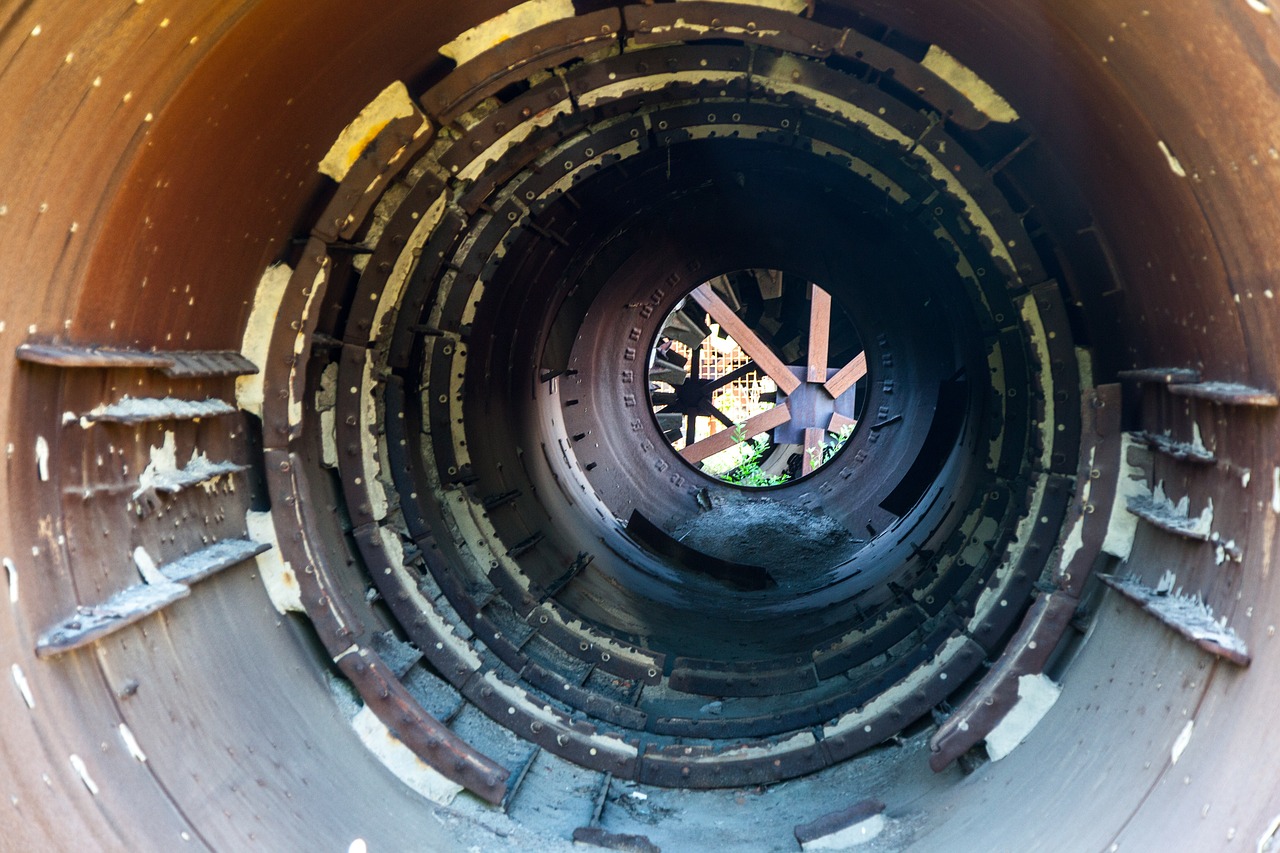 edge computing bezeichnet die dezentrale datenverarbeitung direkt am ort der datenerzeugung. erfahren sie, wie edge computing schnelle analysen ermöglicht, die latenz reduziert und anwendungen in echtzeit unterstützt.